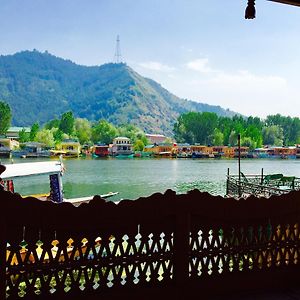 New Sea Palace Houseboats
